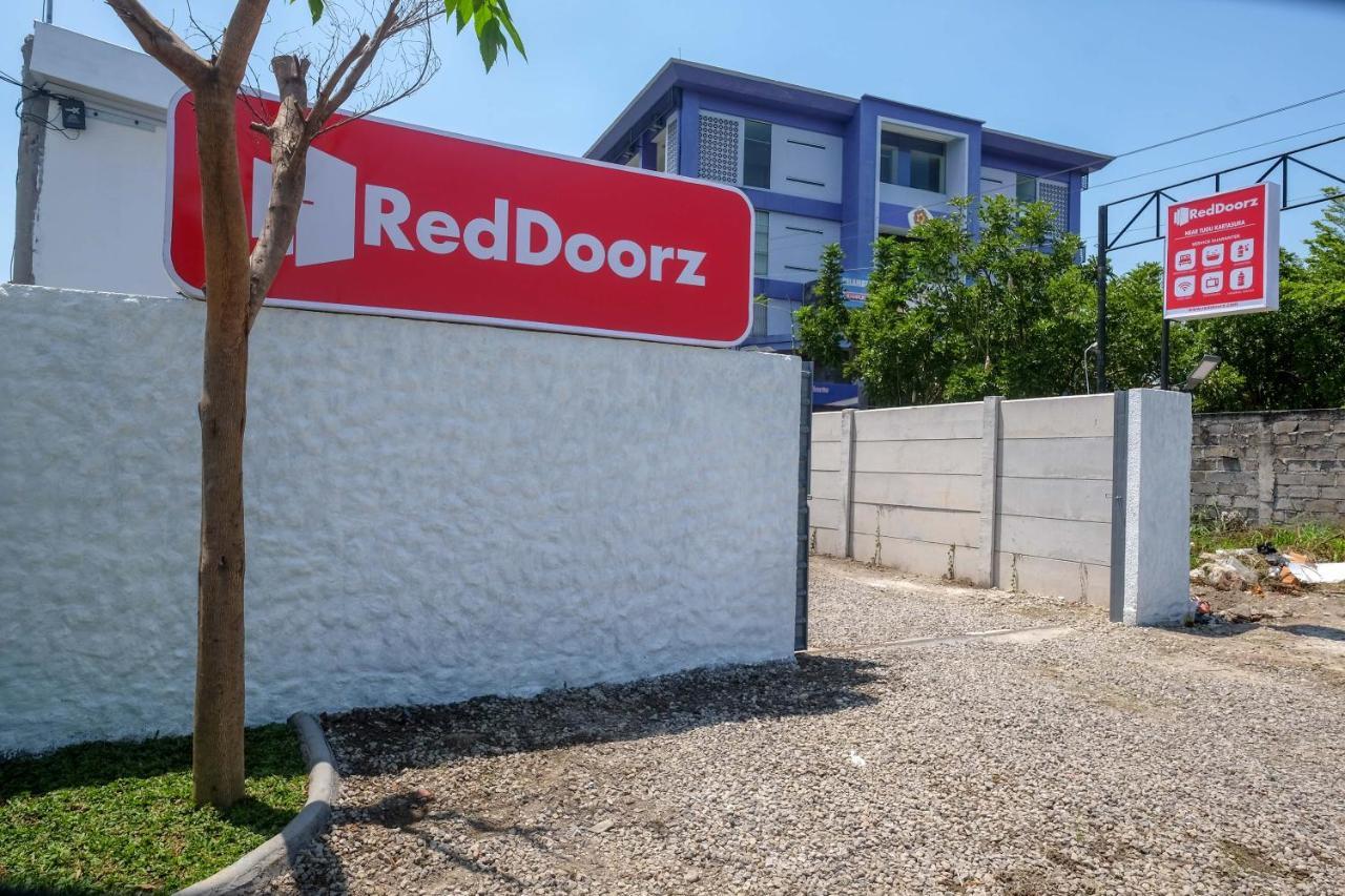 Готель Reddoorz Near Tugu Kartasura Sukoharjo Екстер'єр фото